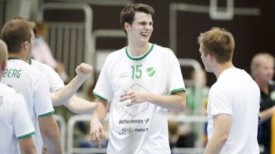 Robin Granlund skrattar mellan lagkamrater.