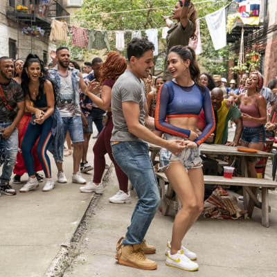 Usnavi (Anthony Ramos) och Vanessa (Melissa Barrera) dansar tillsammans omringade av en massa människor.
