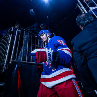 Patrick Kane kävelee kaukaloon.