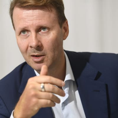 Risto Siilasmaa tittar åt sidan. 