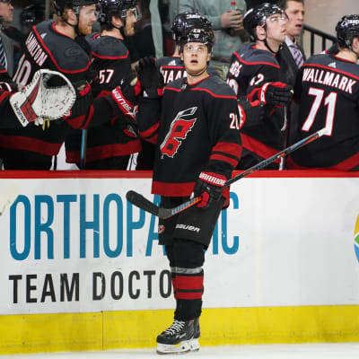 Sebastian Aho gratuleras av sina lagkamrater på bänken