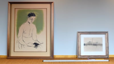 Två konstverk av Helene Schjerfbeck står lutade mot en vägg.