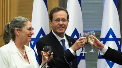 Efter sin seger i dagens omröstning i knesset, firade den nye presidenten Isaac Herzog med en skål och med hustrun Michal vid sin sida. 