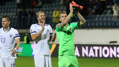Paulus Arajuuri och Lukas Hradecky tackar publiken.