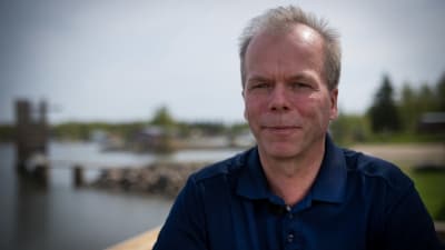 man framför havet