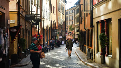En folktom gata i Gamla stan i Stockholm. 
