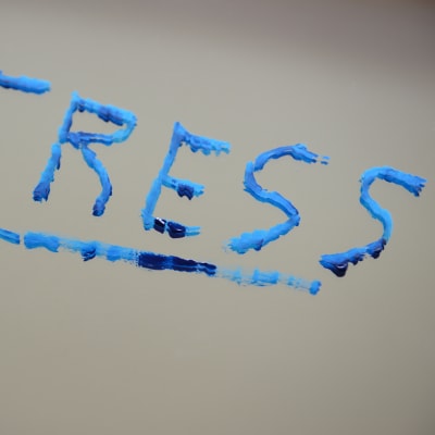Ordet "stress" skrivet på en spegel.