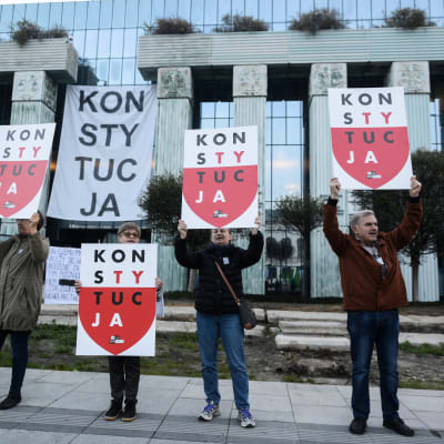 Polacker demonstrerar till stöd för domarna utanför landets högsta domstol