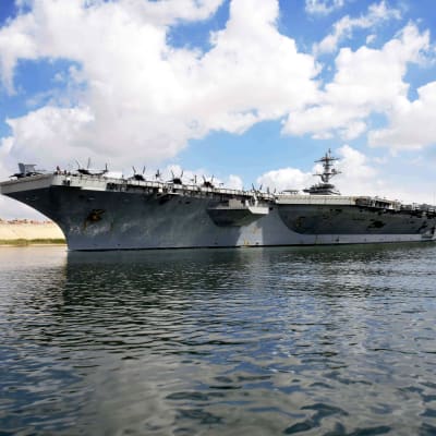 Hangarfartyget USS Abraham Lincoln i Suezkanalen den nionde maj.
