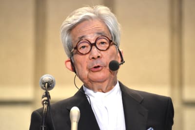 Kenzaburo Oe håller ett tal, iförd headset. 