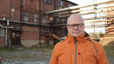 Kenneth Nordell står utanför en gammal fabriksbyggnad i Dalsbruk
