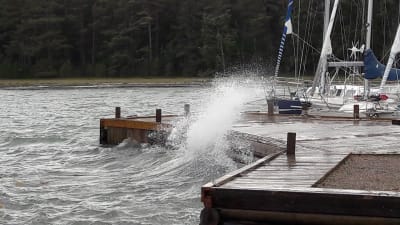 Våg sveper in över gästhamn