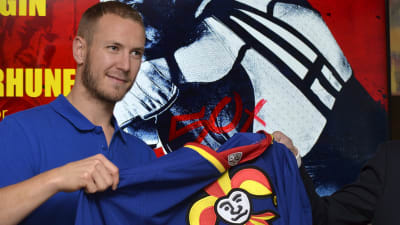 Peter Regin presenterar Jokerits tröja.