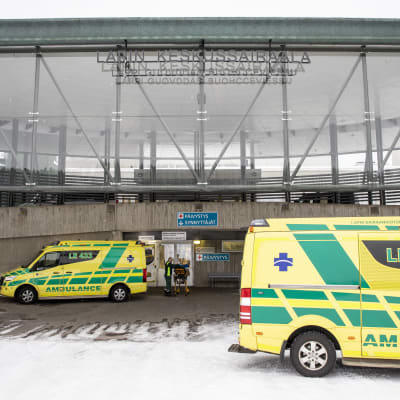 Ambulansseja Lapin keskussairaalan edustalla