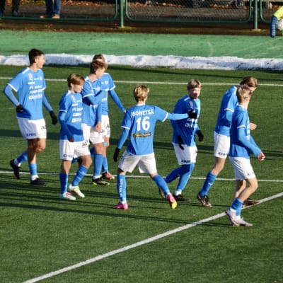 Rops-pelaajat juhlivat maalia keskuskentällä.