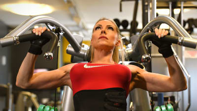 Linda Sonntag tränar axlarna vid en apparat i gymmet