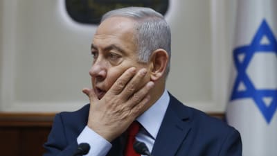 Benjamin Netanyahu ser bekymrad ut. 