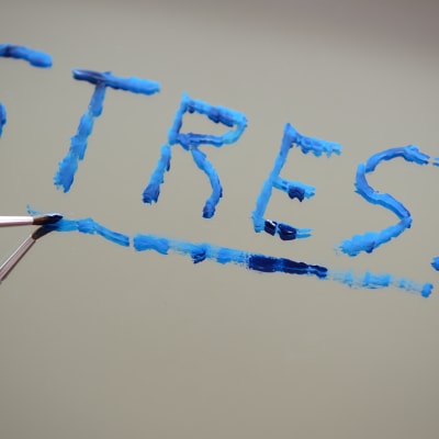 Ordet "stress" skrivet på en spegel.