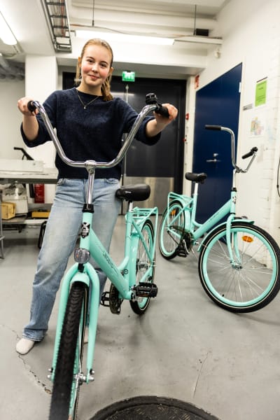 Porträttfoto av flicka på cykel