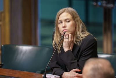 Kokoomuksen kansanedustaja Noora Fagerström istuntosalissa.