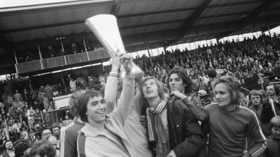 Borussia Mönchengladbach-spelare firar den första Euopacusegern (nuvarande Europaleague) mot holländska Twente Enschede 1975. Längst till höger dansken Allan Simonsen.