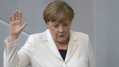 Angela Merkel svär eden efter att hon valts till förbundskansler för fjärde gången. 