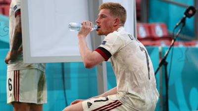 Kevin De Bruyne dricker vatten under fotbolls-EM.