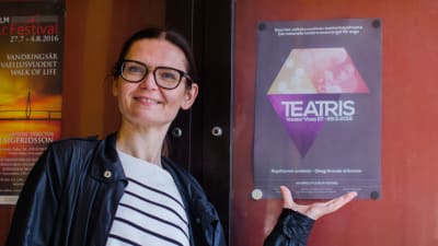 Mia Wiik med affischen för evenemanget Teatris 2016.