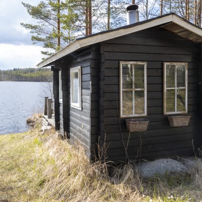 Myynnissä oleva rantasauna.