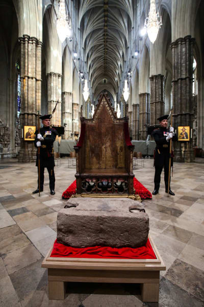 Kröningsstenen och kröningsstolen bevakas av militärer i Westminster Abbey.