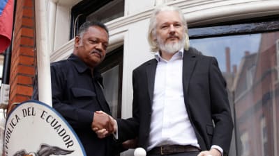 Julian Assange och den amerikanska politikern Jesse Jacksom den 21 augusti 2015.