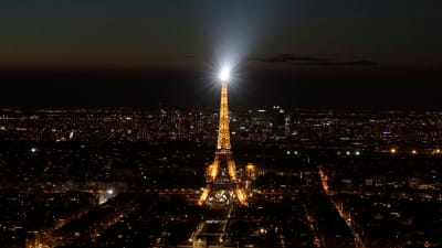 Eiffeltornet i Paris är tänt här - men släcktes under Earth Hour 30.3.2019