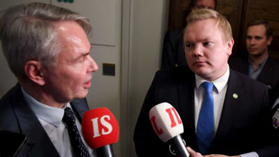 Utrikesminister Pekka Haavisto (Gröna) och ordföranden för Centerns riksdagsgrupp Antti Kurvinen i riksdagen den 12 december 2019.