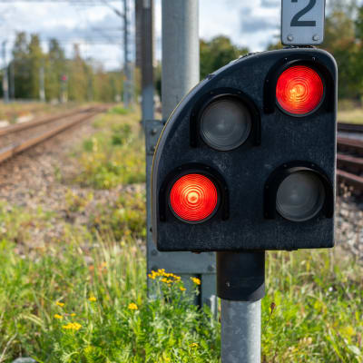 Punaiset valot rautatiellä.