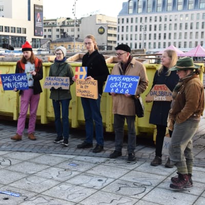 Demonstration mot den enspråkigt finska presentationen av Kimitoön i konstverk på Åbo salutorg den 6.11.2022. Foto: Mikael Piippo/Yle