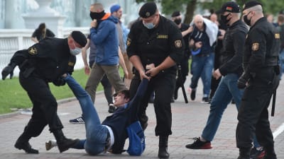 Fyra poliser griper en demonstrant