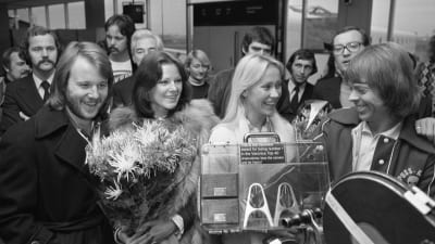 Abba på flygfältet i Amsterdam 1976.
