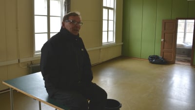 Jouni Vuorinen från Forststyrelsen i det blivande vandrarhemmet.