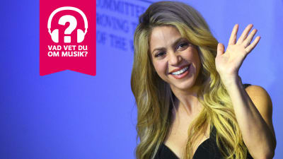 Shakira ler och vinkar mot kameran.