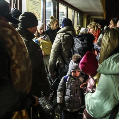 Ukrainska flyktingar på Przemysli tågstation i Polen.
