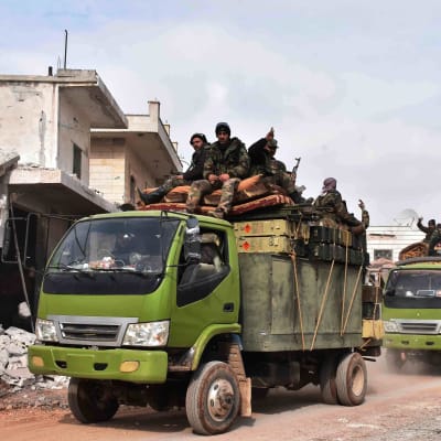 Syriska regeringsstyrkor rullar in i Maaret al-Numan för första gången på sju år