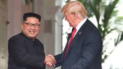 Kim Jong-Un och Donald Trump skakar hand.