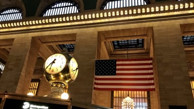 Klocka på informationskiosk i Grand Central station i New York