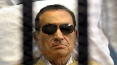 Egyptens störtade president Hosni Mubarak bakom galler 2012.