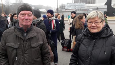 Två personer på demonstration på Medborgartorget i Helsingfors.