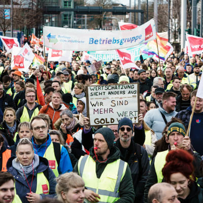 Demonstranter i Berlin den 23 mars 2023.
