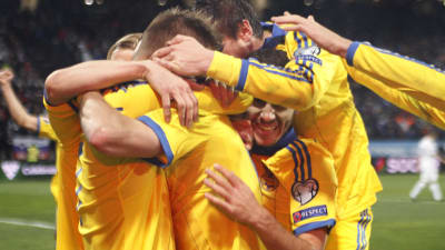 Tisdagskvällen var fin för två blågula fotbollslandslag. Sverige och Ukraina tog sig till EM-slutspelet.