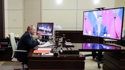 Vladimir Putin vilkuttaa Xi Jinpingille.