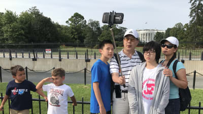Populärt mål för selfiepinnen. Familjen framför Vita huset.