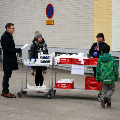 Lapsia hakemassa kouluruokaa Heinolassa maaliskuussa 2020
